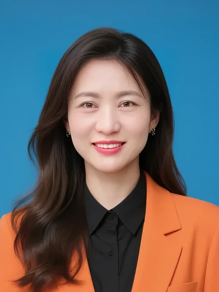 Aifaceu 职场精英照，自信微笑特写，拒绝 AI 塑料感，保留眼神光。